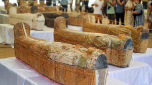 Une centaine de sarcophages découverts à Saqqarah: la nécropole livre de nouveaux trésors, Information Afrique Kirinapost