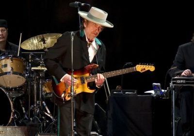 En tournée, Bob Dylan reprend des artistes locaux et des chansons spécifiques à une ville, Information Afrique Kirinapost