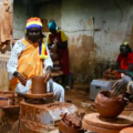 « On peut tout faire avec la terre » : face au plastique, six potières brandissent la céramique, Information Afrique Kirinapost