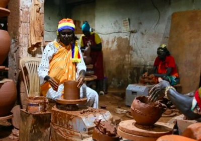 « On peut tout faire avec la terre » : face au plastique, six potières brandissent la céramique, Information Afrique Kirinapost