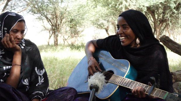 Découverte: Fatou Seidi Ghali, la seule joueuse de guitare électrique du Niger, Information Afrique Kirinapost