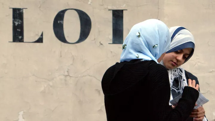 Il y a vingt ans, la loi contre le voile Aux origines d’une « nouvelle laïcité », plus punitive, plus excluante, Information Afrique Kirinapost