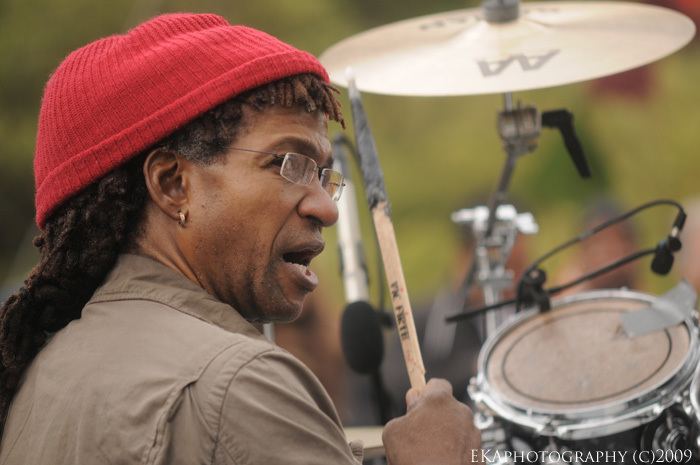 Sly Dunbar, le roi du rythme qui a contribué à redéfinir le son du reggae, a posé ses cymbales, Information Afrique Kirinapost