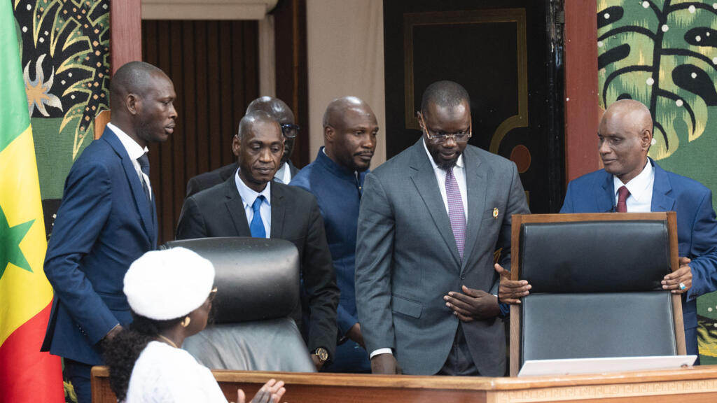 L’ALCHIMIE DU POUVOIR : QUAND LE PERCHOIR ÉPOUSE LA PRIMATURE SUR UNE LIGNE DE CRÊTE, Information Afrique Kirinapost