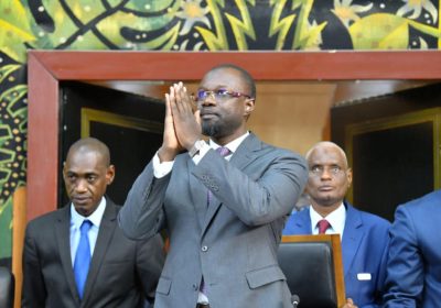 L’ALCHIMIE DU POUVOIR : QUAND LE PERCHOIR ÉPOUSE LA PRIMATURE SUR UNE LIGNE DE CRÊTE, Information Afrique Kirinapost