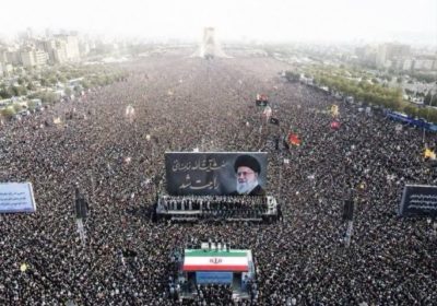 Marée humaine pour les funérailles de l’Ayatollah Khamenei, Information Afrique Kirinapost